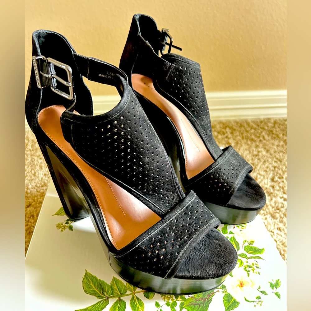 Gianni Bini Byrklee platforms. (Size 7.5 P)